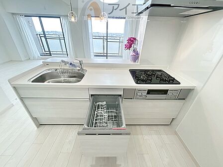 手に優しい、後片づけおまかせの食洗機。ママも食後のだんらんに加われます