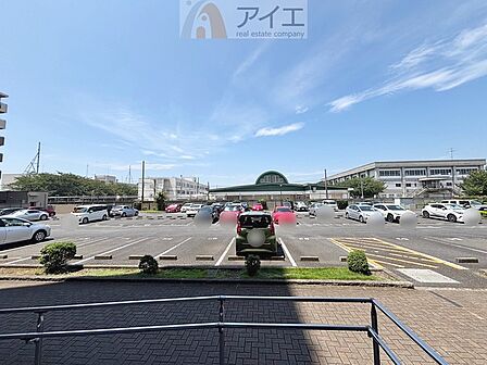 駐車場があるため車通勤の方にも安心なマンションです（要空確認）