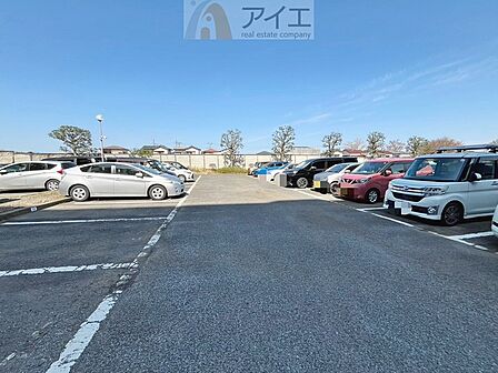 駐車場があるため車通勤の方にも安心なマンションです(要空確認)