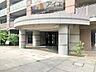 エントランス：清掃や修理、不審者への声掛けも。管理員日勤は防犯にも有効