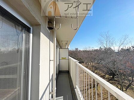 広々バルコニーは日当たり良好、ガーデニングも楽しめます