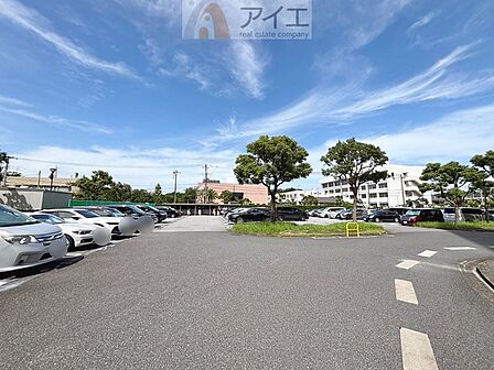 駐車場があるため車通勤の方にも安心なマンションです（要空確認）