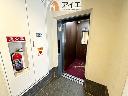 エレベーター完備、お部屋には4階から階段で一つあります。