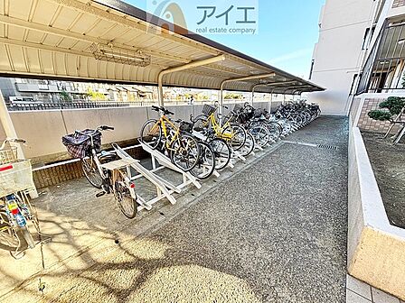 広々スペースの駐輪場はご家族の自転車を置くことができます