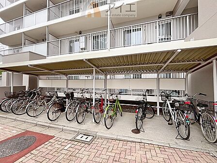 広々スペースの駐輪場はご家族の自転車を置くことができます