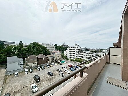 広々バルコニーは日当たり良好、ガーデニングも楽しめます