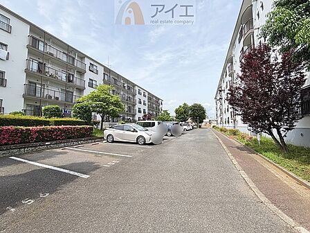 駐車場があるため車通勤の方にも安心なマンションです(要空確認)