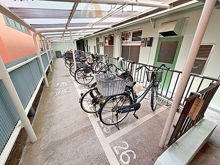 広々スペースの駐輪場はご家族の自転車を置くことができます