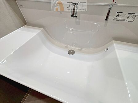 三面鏡にハンドシャワー付き、使いやすい洗面台