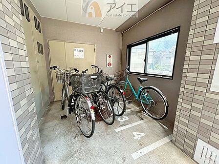 広々スペースの駐輪場はご家族の自転車を置くことができます