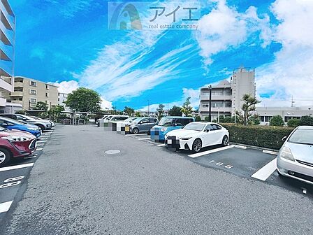 駐車場があるため車通勤の方にも安心なマンションです(要空確認)