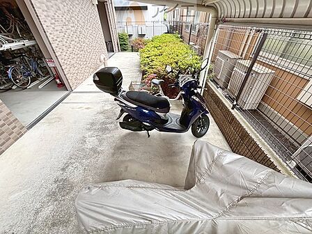 広々スペースの駐輪場はご家族の自転車を置くことができます