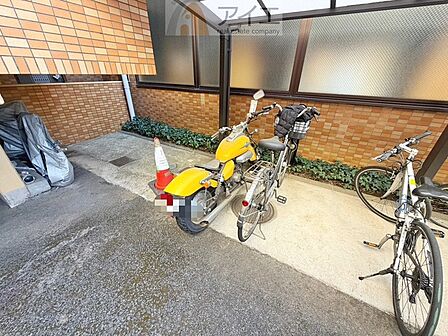 広々スペースの駐輪場はご家族の自転車を置くことができます