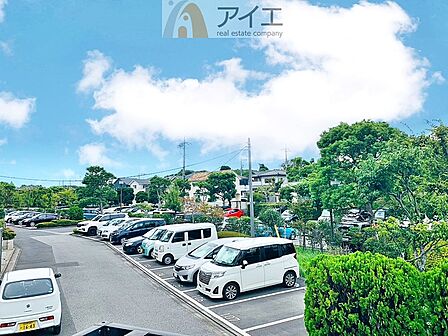 駐車場があるため車通勤の方にも安心なマンションです（要空確認）
