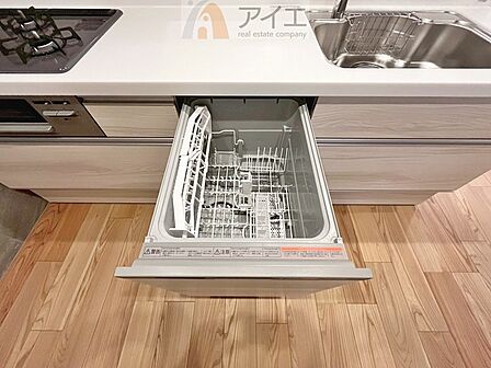 手に優しい、後片づけおまかせの食洗機。ママも食後のだんらんに加われます