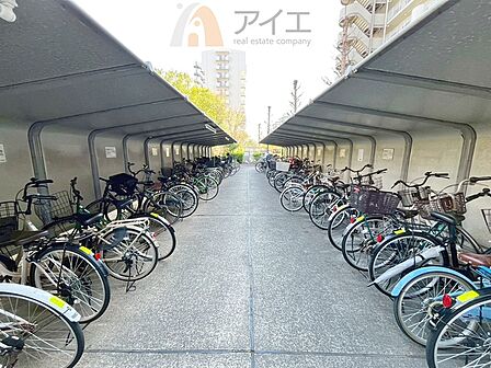 広々スペースの駐輪場はご家族の自転車を置くことができます