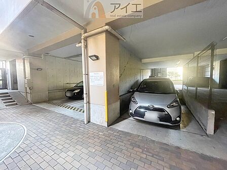 駐車場があるため車通勤の方にも安心なマンションです(要空確認)