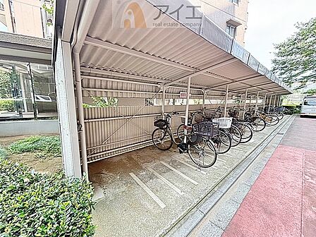 広々スペースの駐輪場はご家族の自転車を置くことができます