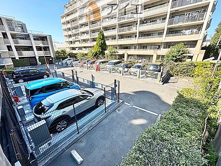 駐車場があるため車通勤の方にも安心なマンションです（要空確認）