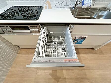 手に優しい、後片づけおまかせの食洗機。ママも食後のだんらんに加われます