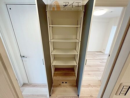 お子様の荷物も片付く、全居室収納スペース