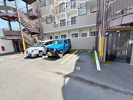 駐車場があるため車通勤の方にも安心なマンションです(要空確認)