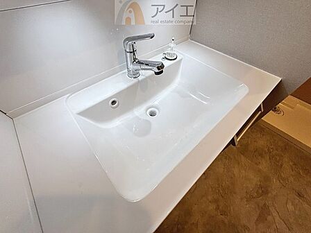 三面鏡にハンドシャワー付き、使いやすい洗面台