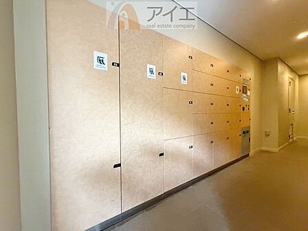 お出掛けが多くても安心な、宅配ボックスつき