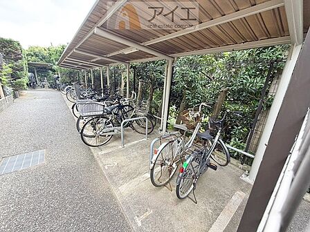 広々スペースの駐輪場はご家族の自転車を置くことができます