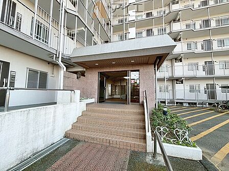 清掃や修理、不審者への声掛けも。管理員日勤は防犯にも有効