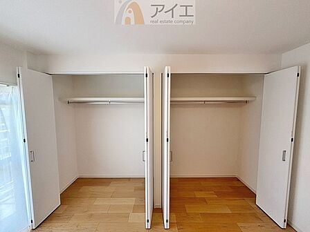 お出掛け前の身だしなみチェックに嬉しい姿見付き