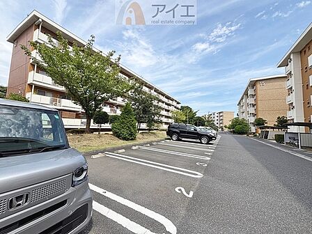駐車場があるため車通勤の方にも安心なマンションです(要空確認)