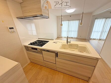 ご家族やお客様との会話も楽しめる対面キッチン