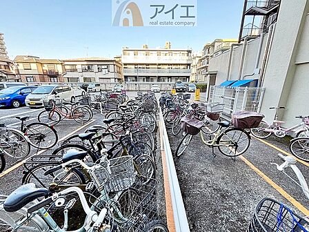 広々スペースの駐輪場はご家族の自転車を置くことができます