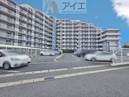 駐車場があるため車通勤の方にも安心なマンションです(要空確認)