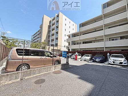 駐車場があるため車通勤の方にも安心なマンションです（要空確認）