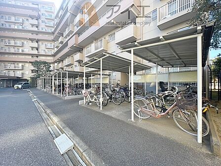 広々スペースの駐輪場はご家族の自転車を置くことができます
