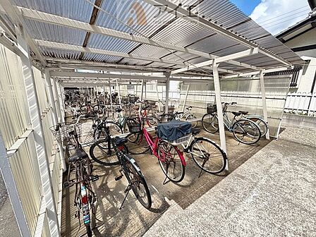 広々スペースの駐輪場はご家族の自転車を置くことができます