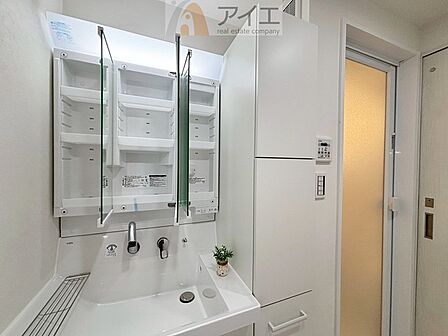 【施工例】たっぷりの収納を設けた3面鏡付洗面台で快適な暮らし