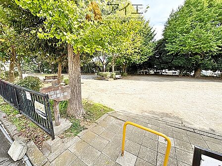 公園が近く、子育て家族に嬉しい緑豊かな環境です
