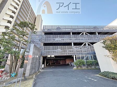 駐車場があるため車通勤の方にも安心なマンションです(要空確認)