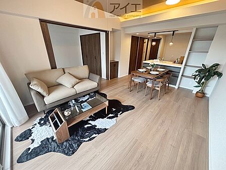 日差しがうれしいリビング、大窓からの見晴らしも良好