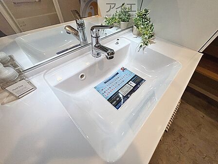 三面鏡にハンドシャワー付き、使いやすい洗面台