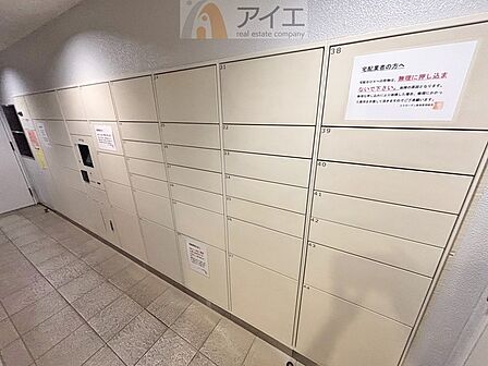 お出掛けが多くても安心な、宅配ボックスつき