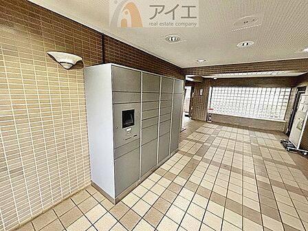 お出掛けが多くても安心な、宅配ボックスつき