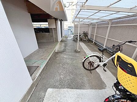 広々スペースの駐輪場はご家族の自転車を置くことができます
