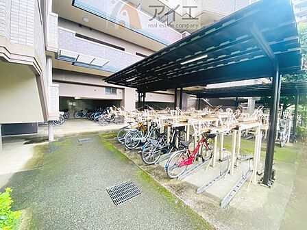 広々スペースの駐輪場はご家族の自転車を置くことができます