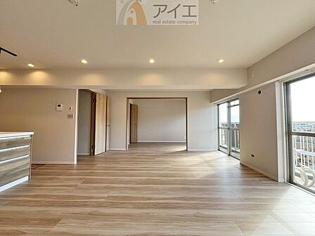【施工例】日差しがうれしいリビング、大窓からの見晴らしも良好