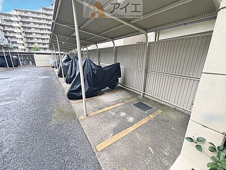 広々スペースの駐輪場はご家族の自転車を置くことができます