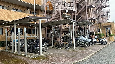 広々スペースの駐輪場はご家族の自転車を置くことができます